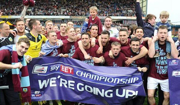 曼联4-1击败狼队，升至英超第六；米兰3-2战胜都灵，登顶积分榜。（曼联4-1胜狼队升至英超第六，米兰3-2力克都灵登上榜首）