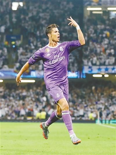 20岁新星独自撑起AC米兰左路走廊：力压S2，英超球会争相抢购他（20岁妖星一肩挑AC米兰左路，压过S2成焦点，英超豪门竞相报价）