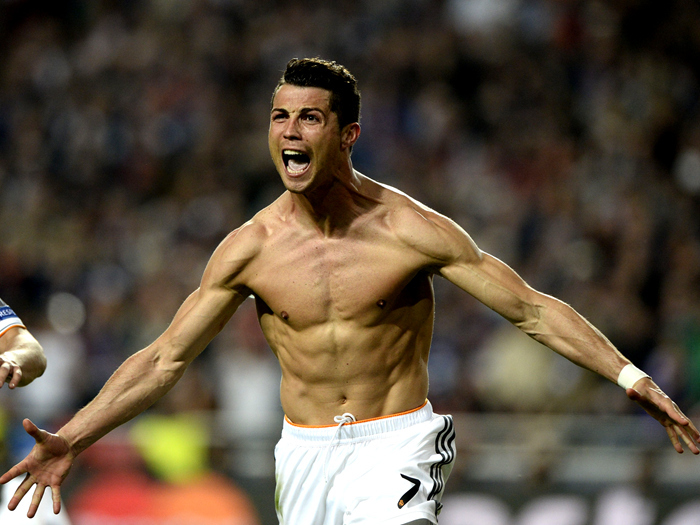 中国5拳手出征日本黑帮格斗赛！遭到围攻后奋起反击！（中国五名拳手赴日参加黑帮格斗赛，遭围攻后强势回击）