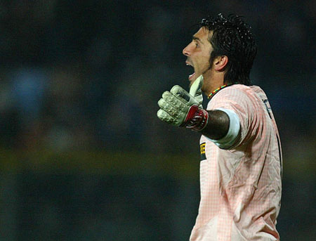 排面，泰州当地路牌上写着“苏超冠军城，泰州欢迎您”（泰州上演排面时刻：路牌打出“苏超冠军城，泰州欢迎您”）