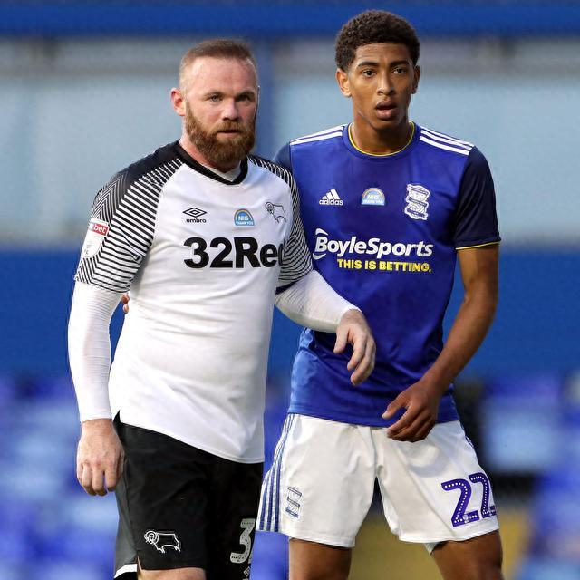 曼联英超赛场精彩抢断反击（曼联在英超上演精彩抢断与反击）