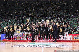 前巴萨主席：81岁的我希望看到诺坎普交工；伯纳乌像沙丁鱼罐头（前巴萨主席：81岁仍盼诺坎普竣工，称伯纳乌像沙丁鱼罐头）