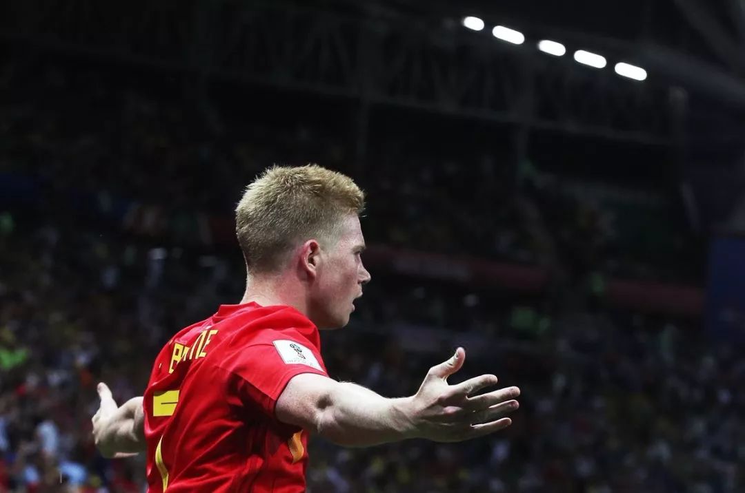 正随巴西在枪手基地训练，维尼修斯与多名阿森纳青训球员合影（维尼修斯随巴西队在阿森纳基地训练，并与多位枪手青训小将合影）